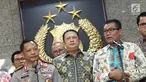 Kapolri Jenderal Polisi Tito Karnavian bersama Ketua Pansus Hak Angket KPK Agun Gunandjar Sudarsa dan Panitia Khusus Hak Angket KPK menggelar jumpa pers seusai rapat konsultasi di Gedung Mabes Polri, Jakarta, Rabu (12/7). (Liputan6.com/Immanuel Antonius)
