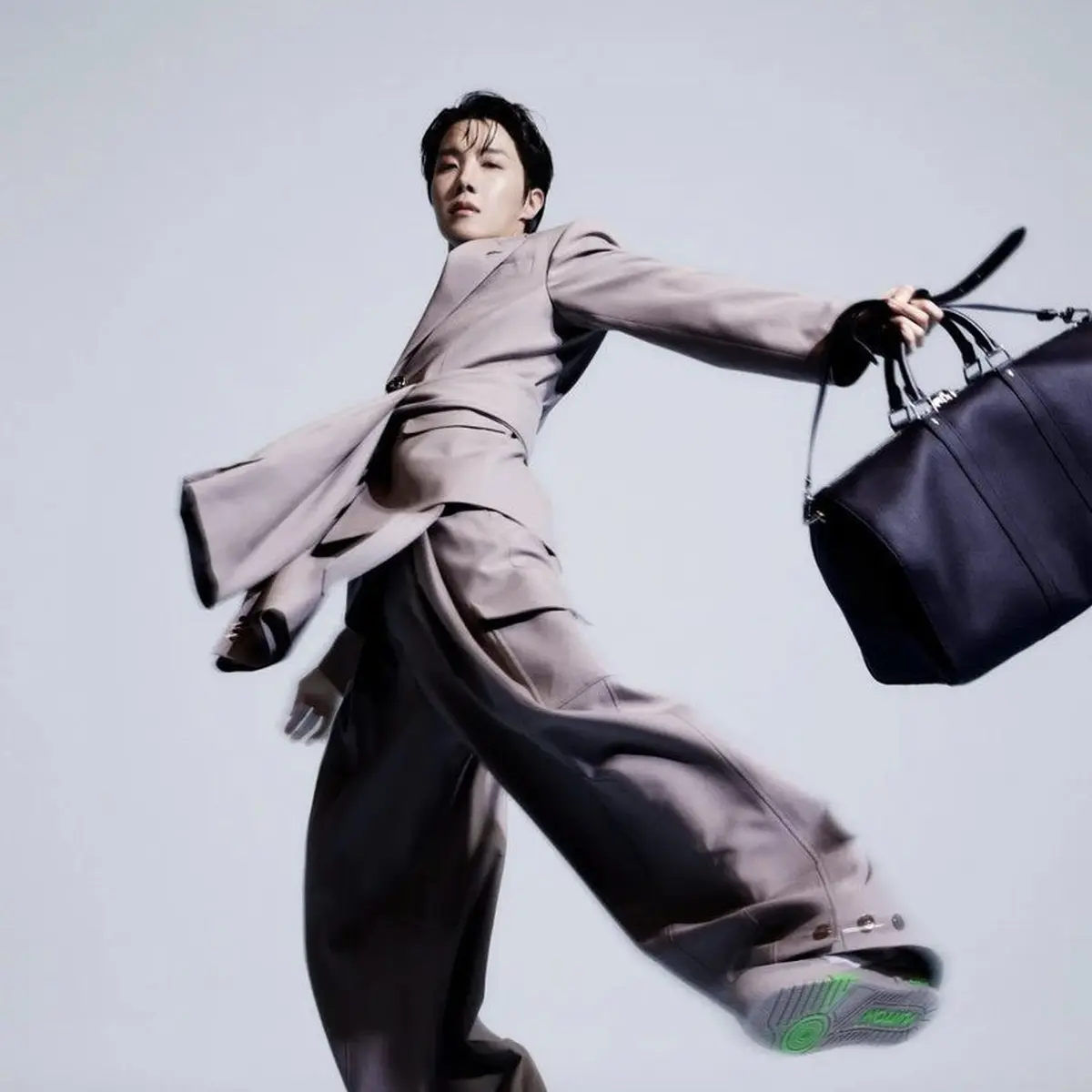Disebut Ikon Pop Abad 21, J-Hope Resmi Jadi Brand Ambassador Louis Vuitton