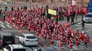 Peserta yang mengenakan kostum Sinterklas mengikuti lomba lari maraton dalam acara Santa Run 2019 di Goyang, Korea Selatan, Sabtu (7/12/2019). Sekitar 2.000 peserta berpartisipasi dalam lomba marathon lari 5 kilometer dan 10 kilometer. (AP Photo/Lee Jin-man)