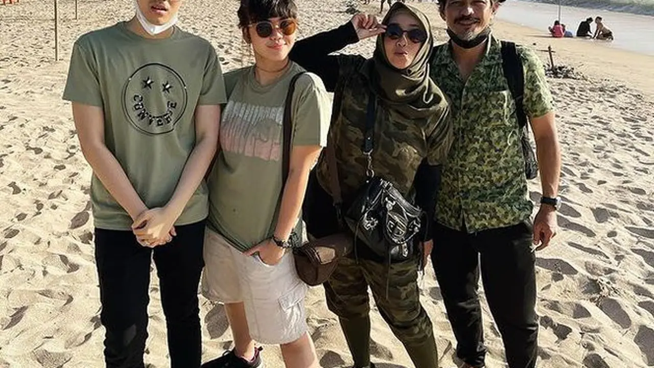 Rina Gunawan dan Anaknya