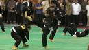 Para atlet Silat beraksi saat kedatangan Wakil Presiden RI, Jusuf Kalla di Padepokan Silat, Taman Mini Indonesia Indah, Jakarta Timur, (03/10/2017).  Kunjungan ini untuk memantau persiapan jelang Asian Games 2018. (Bola.com/Nicklas Hanoatubun)