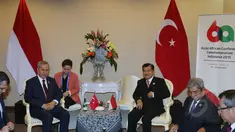 Wapres Jusuf Kalla (kanan) berbincang dengan Wakil PM Turki, Bulent Arinc dalam pertemuan Bilateral Konferensi Tingkat Tinggi (KTT) Asia Afrika 2015 di JCC, Kamis (23/4). Kedua negara membahas perdamaian di Timur Tengah. (Liputan6.com/Herman Zakharia)