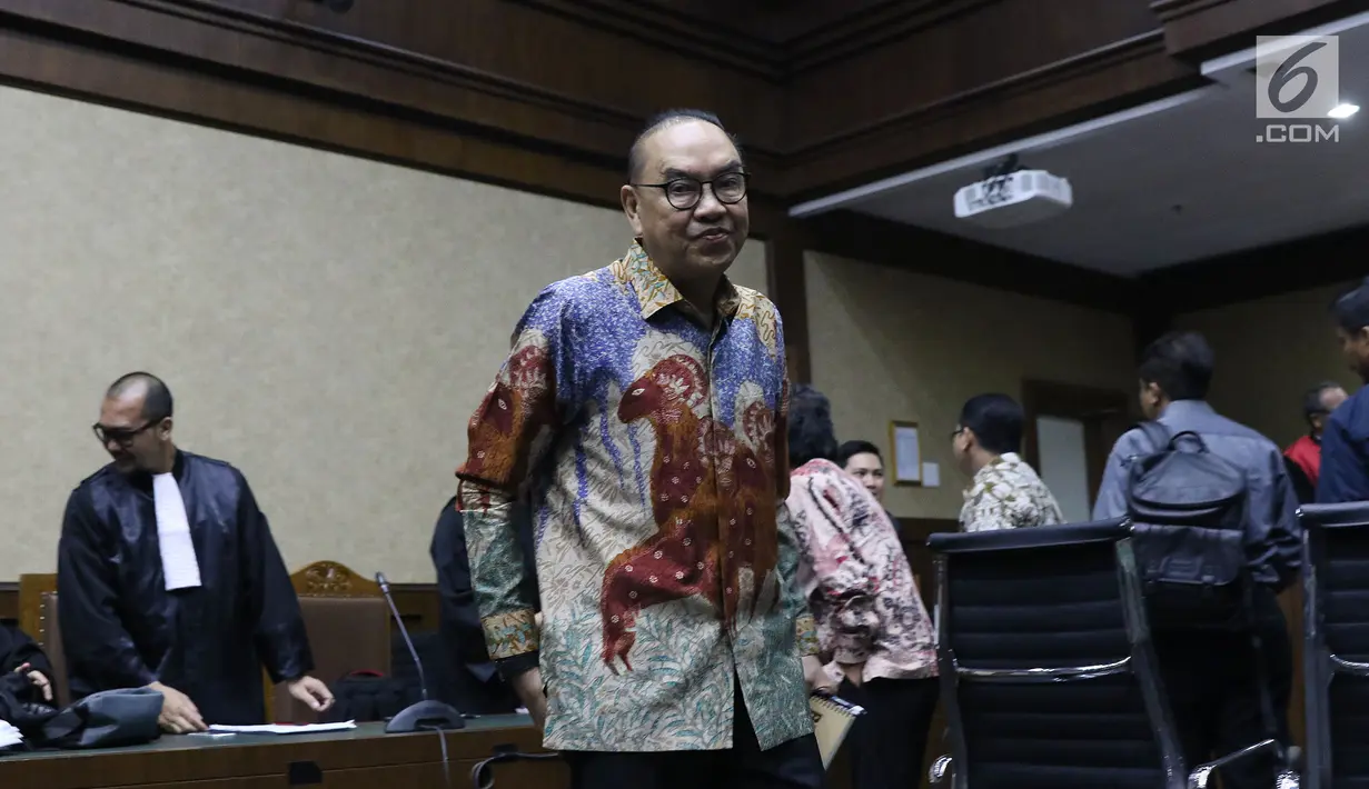 Terdakwa suap pembangunan PLTU Riau-1 Johannes Budisutrisno Kotjo saat jeda sidang lanjutan di Pengadilan Tipikor, Jakarta, Kamis (18/10). Sidang mendengar keterangan saksi dari PT PJB dan PT Samantaka Batubara. (Liputan6.com/Helmi Fithriansyah)