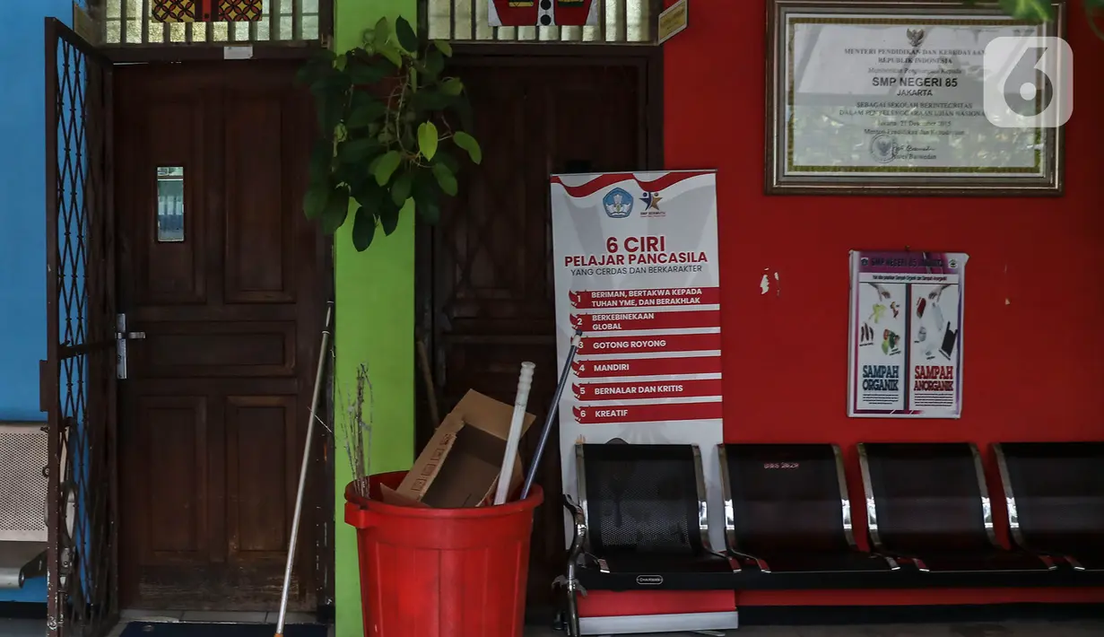 Suasana Sekolah Menengah Pertama (SMP) Negeri 85 yang ditutup sementara atau lockdown selama 10 hari, di Pondok Labu, Cilandak, Jakarta, Rabu (27/7/2022). Keputusan SMPN 85 Jakarta lockdown ini setelah tiga siswa terpapar Covid-19. (Liputan6.com/Johan Tallo)