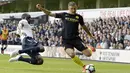 Moussa Sissoko (kiri) saat berebut bola dengan pemain Manchester City, Aleksandar Kolarov pada laga Premier League di White Hart Lane, London (2/10/2016).  (EPA/Will Oliver)