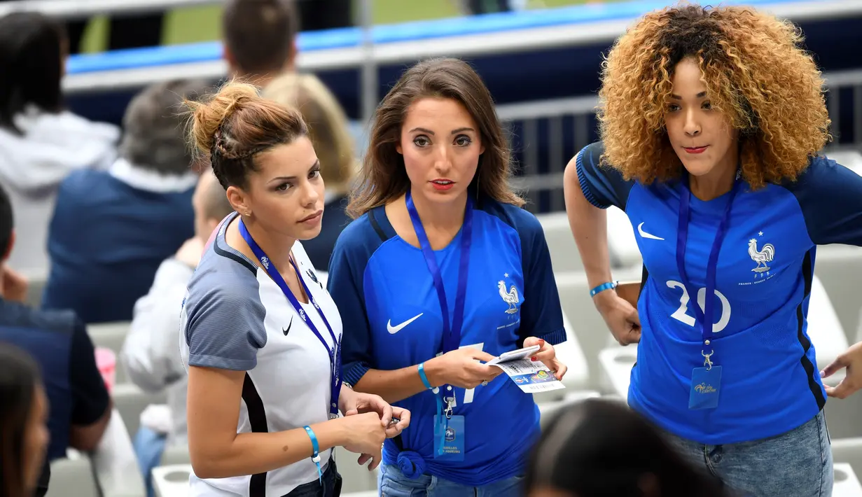 Istri Blaise Matuidi, Isabelle Matuidi (kiri) dan istri Lucas Digne, Tiziri Digne serta istri Kingsley Coman, Sephora Coman berbincang sebelum pertandingan Prancis melawan Rumania di stadion Stade de France, Prancis, (10/6). (AFP PHOTO/MIGUEL MEDINA)
