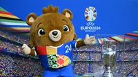 Maskor Piala Eropa 2024, Albaert bersama trofi Euro edisi 2024 di Jerman. (RALF HIRSCHBERGER / AFP)