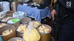 Barang bukti ditunjukkan saat pengungkapan kasus pabrik pil terlarang jenis Paracetamol Caffein Carisoprodol (PCC) di Semarang, Jawa Tengah, Senin (4/12). Selain meringkus dua tersangka utama, BNN menyita 13 juta butir pil PCC. (Liputan6.com/Gholib)