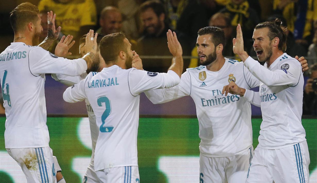 Para pemain Real Madrid merayakan gol yang dicetak Gareth Bale ke gawang Dortmund pada laga Liga Champions di Stadion Signal Iduna Park, Dortmund, Selasa (26/9/2017). Dortmund kalah 1-3 dari Madrid. (AFP/Michael Probst)