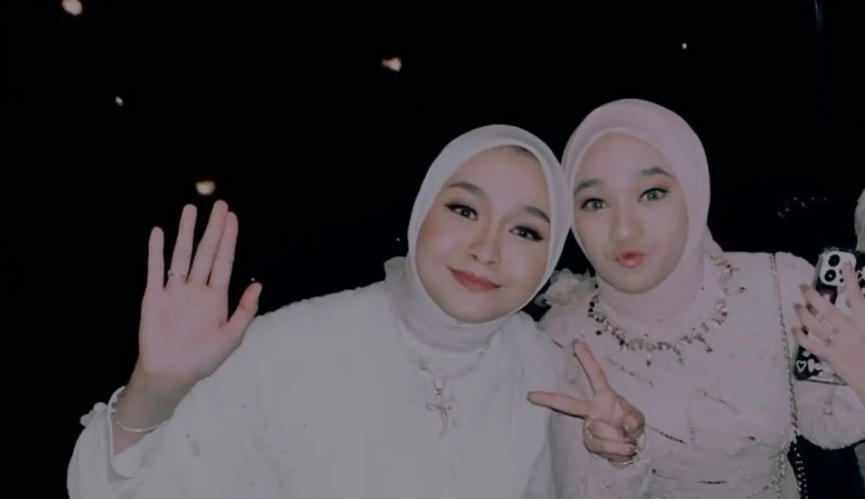 Selain itu, hadir juga Nabila Taqiyah yang tampil menawan dengan kebaya modern dan hijab warna pink pastel. Sementara Salma Salsabil mengenakan maxi dress dan hijab serba putihnya, [@morizsey]