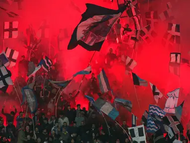 Suporter Napoli merayakan kemenangan atas Bologna dalam laga Serie A Italia di Stadion San Paolo, Naples, Rabu (20/4/2016) dini hari WIB. (AFP/Carlo Hermann)