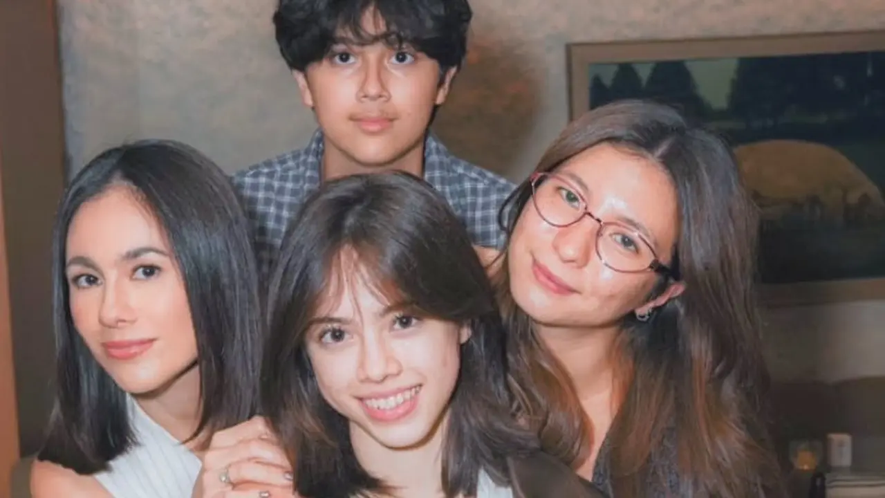Wulan Guritno dan ketiga anaknya yang kini sudah dewasa dan remaja. [@wulanguritno]