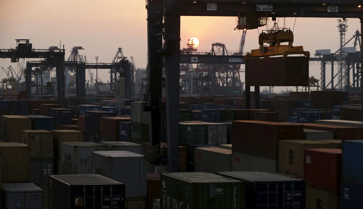 Tumpukan peti kemas di pelabuhan Pelabuhan Tanjung Priok, Jakarta (5/8/2015). Hingga semester I, ekonomi Indonesia hanya tumbuh 4,7 persen, turun dari periode yang sama tahun lalu sekitar 5,17 persen. (REUTERS/Beawiharta)