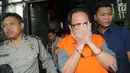 Pihak swasta Joe Fandy Yoesman alias Asiang menutupi wajahnya usai menjalani pemeriksaan di Gedung KPK, Jakarta, Kamis (18/7). Asiang resmi ditahan untuk mempermudah pemeriksaan terkait terkait kasus dugaan suap pengesahan APBD 2017-2018 Provinsi Jambi. (merdeka.com/Dwi Narwoko)