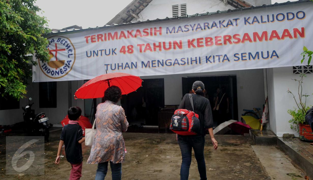 Sejumlah warga mendatangi Gereja Bethel Indonesia Kalijodo, Jakarta, Minggu (28/2/2016). Pemprov DKI Jakarta memberi kesempatan kepada warga Kristiani untuk beribadah sebelum penggusuran yang jatuh pada 29 Februari. (Liputan6.com/Gempur M Surya)