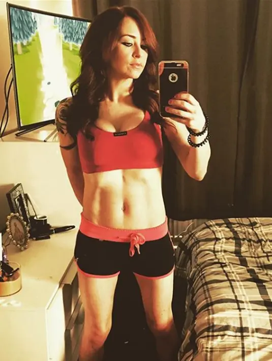 Carrie Hilton tampil seksi dengan memamerkan bentuk tubuhnya. Karena kecantikan dan kerap pamer tubuh seksi di media sosialnya, Carrie dijuluki sebagai nenek paling glamour di Inggris. (Instagram/carrie_hilton)