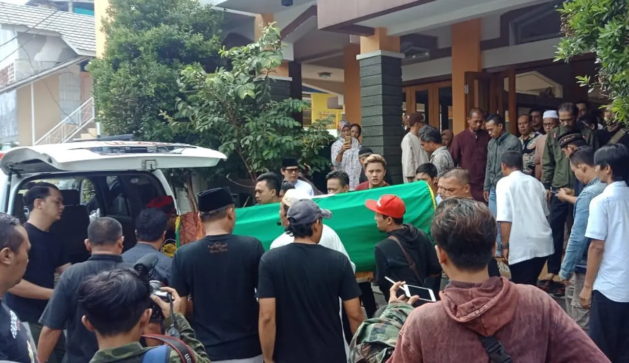 Rizky Febian membawa jenazah sang ibu, Lina ke dalam ambulans menuju pemakaman dari rumah duka di Jalan Neptunus Timur, Bandung, Sabtu (4/1/2020). Sebelum meninggal, Lina yang merupakan mantan istri komedian Sule, sempat jatuh pingsan pada Sabtu subuh. (Liputan6.com/Huyugo Simbolon)
