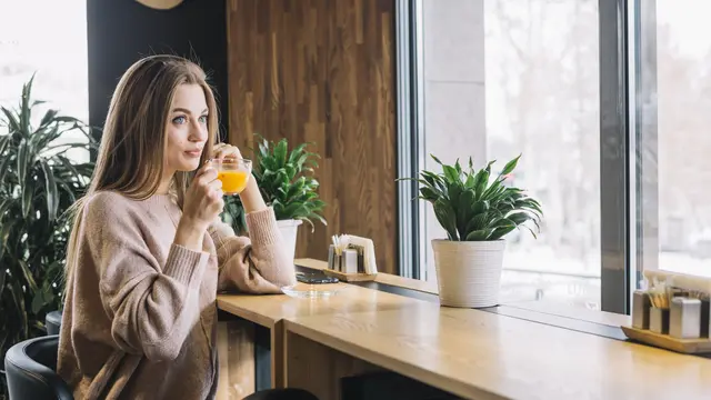 wanita oktober karismatik