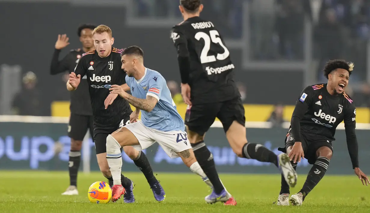 Permainan berjalan sangat sengit sejak awal pertandingan. Lazio, yang menjadi tuan rumah, tampil menekan dan merepotkan pertahanan Nyonya Tua. (AP/Andrew Medichini)