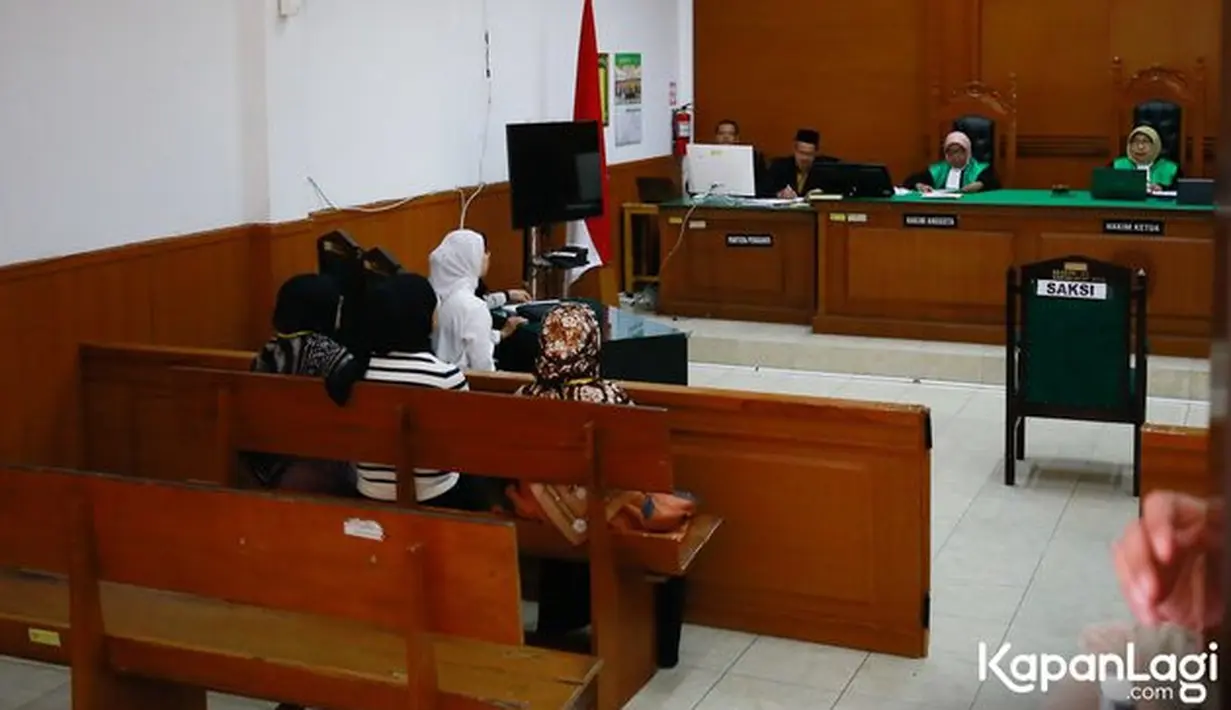 Begitu juga saat di ruang sidang, ia tak berbicara. Ia hanya mengumbar senyum kepada awak media. [Foto: KapanLagi.com/Bayu Herdianto]