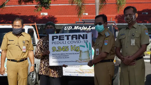 Petani menyerahkan bantuan beras kepada Gugus Tugas Percepatan Penanganan Covid-19 Cilacap. (Foto: Liputan6.com/Dinpertan Cilacap)