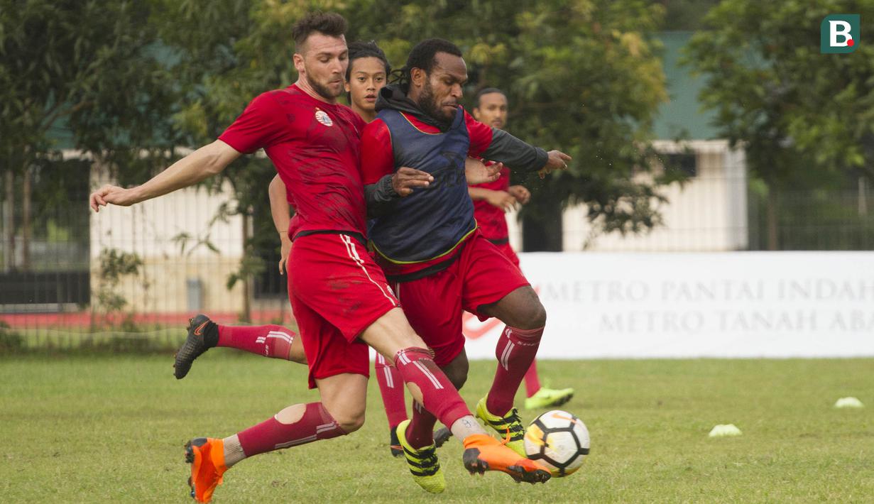 Pemain Persija Jakarta, Marko Simic berebut bola dengan Septinus Alua (kanan) saat latihan di Lapangan Sutasoma, Jakarta, Senin (12/3/2018). Persija berlatih jelang laga Piala AFC melawan Song Lam Nghe An. (Bola.com/Asprilla Dwi Adha)
