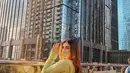 Hangout bareng teman-teman, Tasya Farasya tampil chic mengenakan dress berwarna krem yang dipadukan dengan knit dress plus shoulder bag warna senada dengan dress-nya. (Instagram/tasyafarasya).