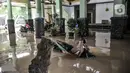Sejumlah sepeda motor warga terendam banjir di Kebon Pala, Jakarta, Senin (8/2/2021). Banjir di Kebon Pala terus meninggi pada dini hari tadi hingga mencapai ketinggian 2,5 meter.  (merdeka.com/Iqbal S. Nugroho)
