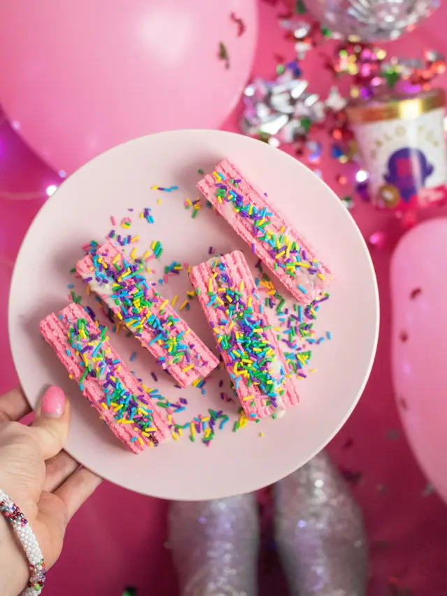 Ilustrasi kue ulang tahun rainbow