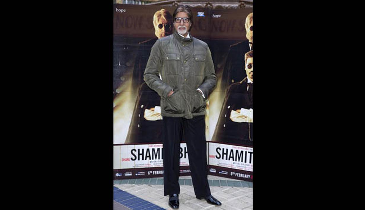 Aktor kawakan Bollywood, Amitabh Bachchan berpose dalam acara promosi film terbarunya "Shamitabh" di London, Selasa (27/1/2015). (AFP PHOTO/Justin TALLIS)