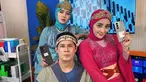 Saat melakukan siaran langsung untuk menjual HP, Afdhal Yusman, Penty dan Lisda Oxalis tampil mengenakan baju kolosal. Penampilan mereka yang tidak biasa ini sontak membuat warganet nostalgia dengan penampilan mereka kala masih menjadi artis Genta Buana. (Liputan6.com/IG/@afdhal_yusman)