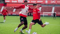 Pablo Torre (kanan) menjalani masa peminjaman di Girona. Namun, Barcelona berupaya memulangkannya pada Januari nanti. (Instagram/GironaFC)