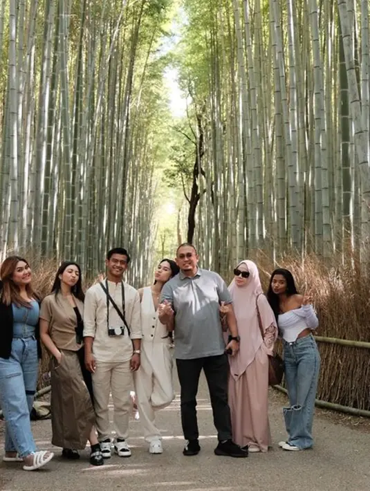 Nyatanya, liburan Arhan dan Azizah di Kyoto tak cuma sekadar liburan keluarga. Namun sahabat dari Azizah turut hadir menemani. Keseruan jalan-jalan bersama di hutan bambu Jepang ini menyita perhatian. (Liputan6.com/IG/arhanazizah.official)