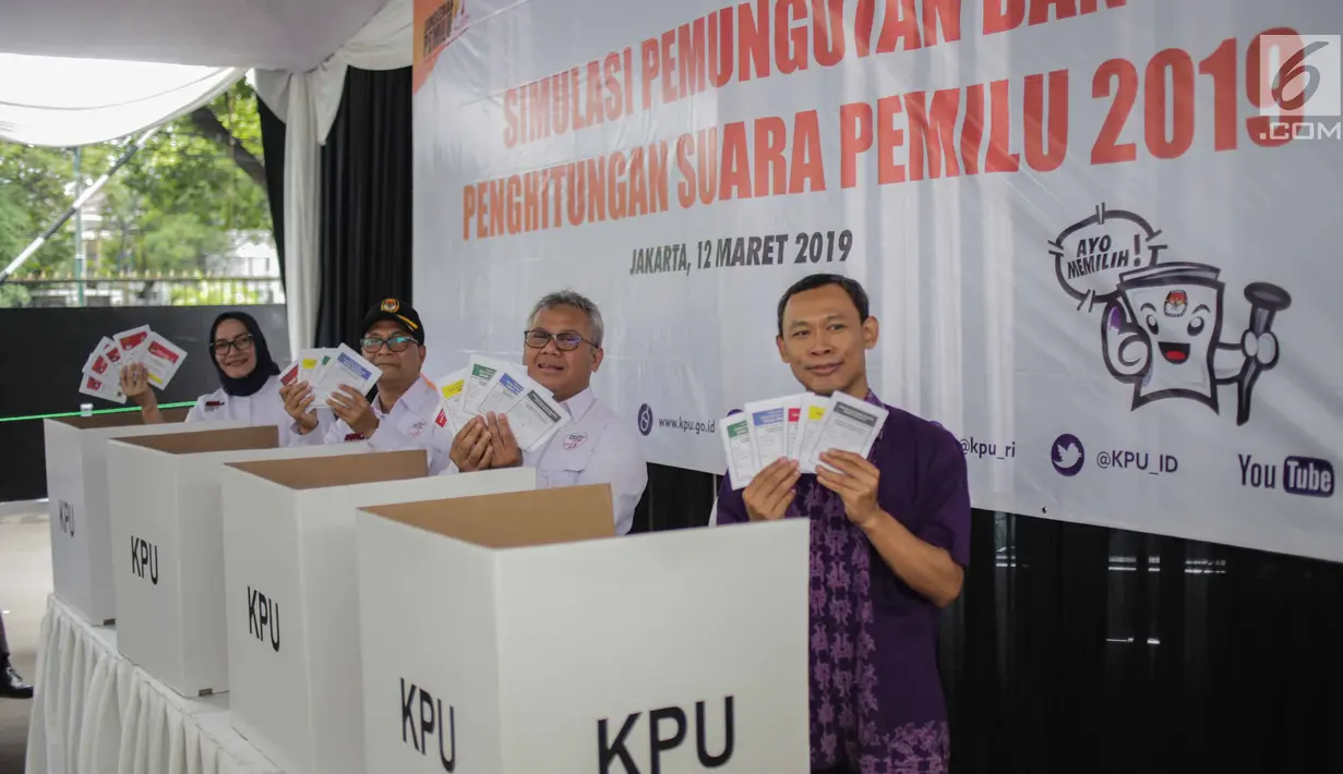 Ketua KPU Arief Budiman (dua kanan) bersama  Komisioner KPU menunjukkan surat suara saat akan mencoblos dalam simulasi Pemilu 2019 di halaman Gedung KPU, Jakarta, Selasa (12/3). (Liputan6.com/Faizal Fanani)