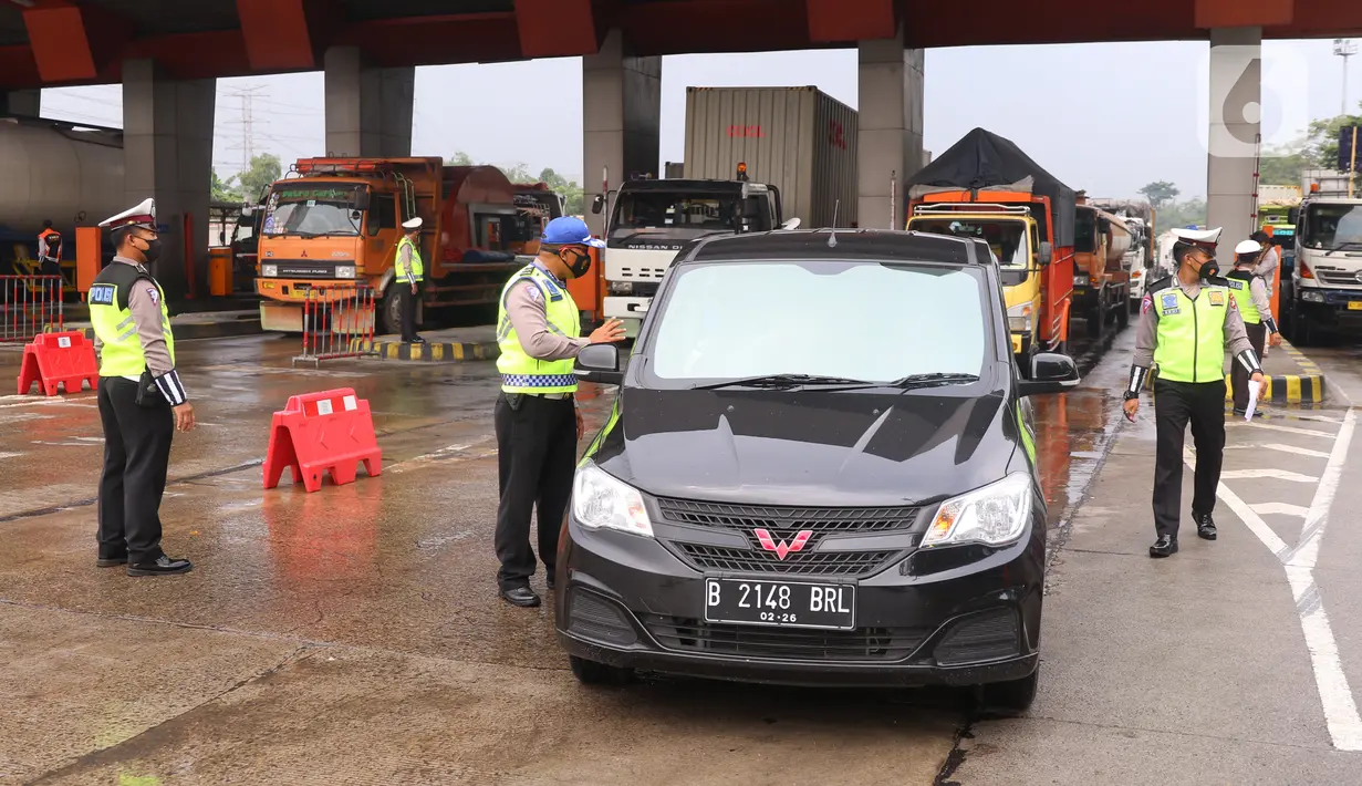 Petugas kepolisian memeriksa kendaraan di gerbang tol Cikupa, Kabupaten Tangerang, Banten, Kamis (6/5/2021). Pemeriksaan tersebut sebagai upaya untuk menyekat masyarakat yang nekat mudik seiring telah diberlakukan larangan mudik Lebaran mulai dari 6 hingga 17 Mei 2021.  (Liputan6.com/Angga Yuniar)