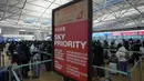 Penumpang antre menaiki pesawat menuju China di Bandara Internasional Incheon di Incheon, Selasa (10/1/2023). China menangguhkan visa pada Selasa bagi warga Korea Selatan yang datang ke negara itu untuk pariwisata atau bisnis sebagai pembalasan yang nyata untuk persyaratan pengujian COVID-19 pada pelancong China. (AP Photo/Ahn Young-joon)