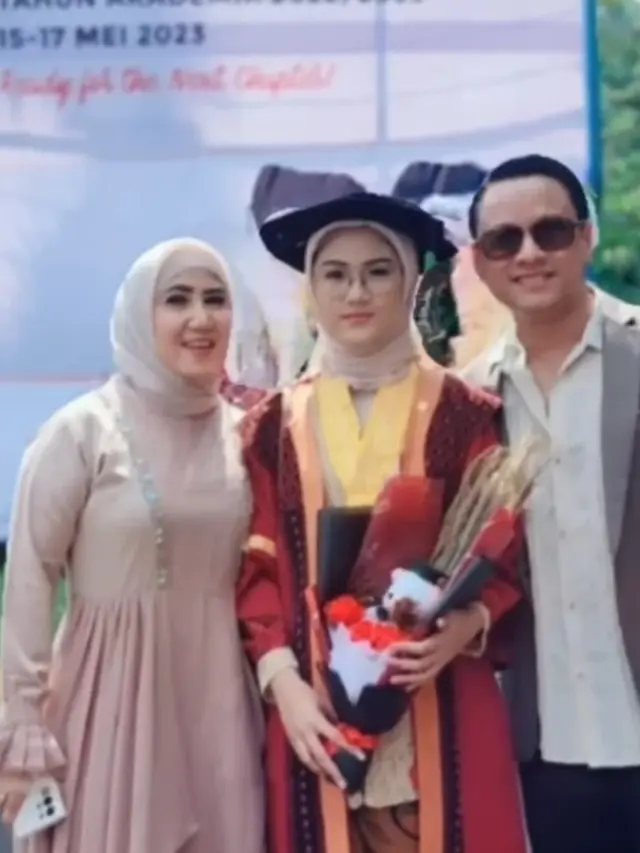 Ine Sinthya bangga Sherin anak bungsunya jadi Sarjana Kedokteran (Foto: instagram inesinthya/andrishambas)