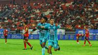 Abel Arganaraz (kanan) merayakan gol yang ia cetak ke gawang Bali United pada pekan 27 BRI Liga 1 2024/2025 di Stadion Kapten I Wayan Dipta, Selasa (11/3/2024) malam WIB. (Bola.com/Alit Binawan)