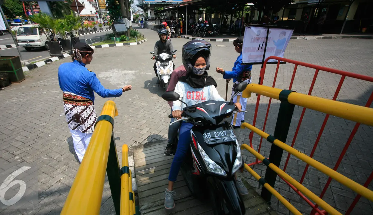 Pengendara motor saat masuk ke taman parkir Abu Bakar Ali Yogyakarta, (5/4). Sejak di gunakan untuk kawasan pendestrian,area parkir di Malioboro di pindahkan di Abu bakar Ali. (Liputan6.com/Boy Harjanto)