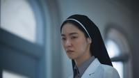 Jeon Yeo Been dalam film Dark Nuns. (Next Entertainment World via Soompi)