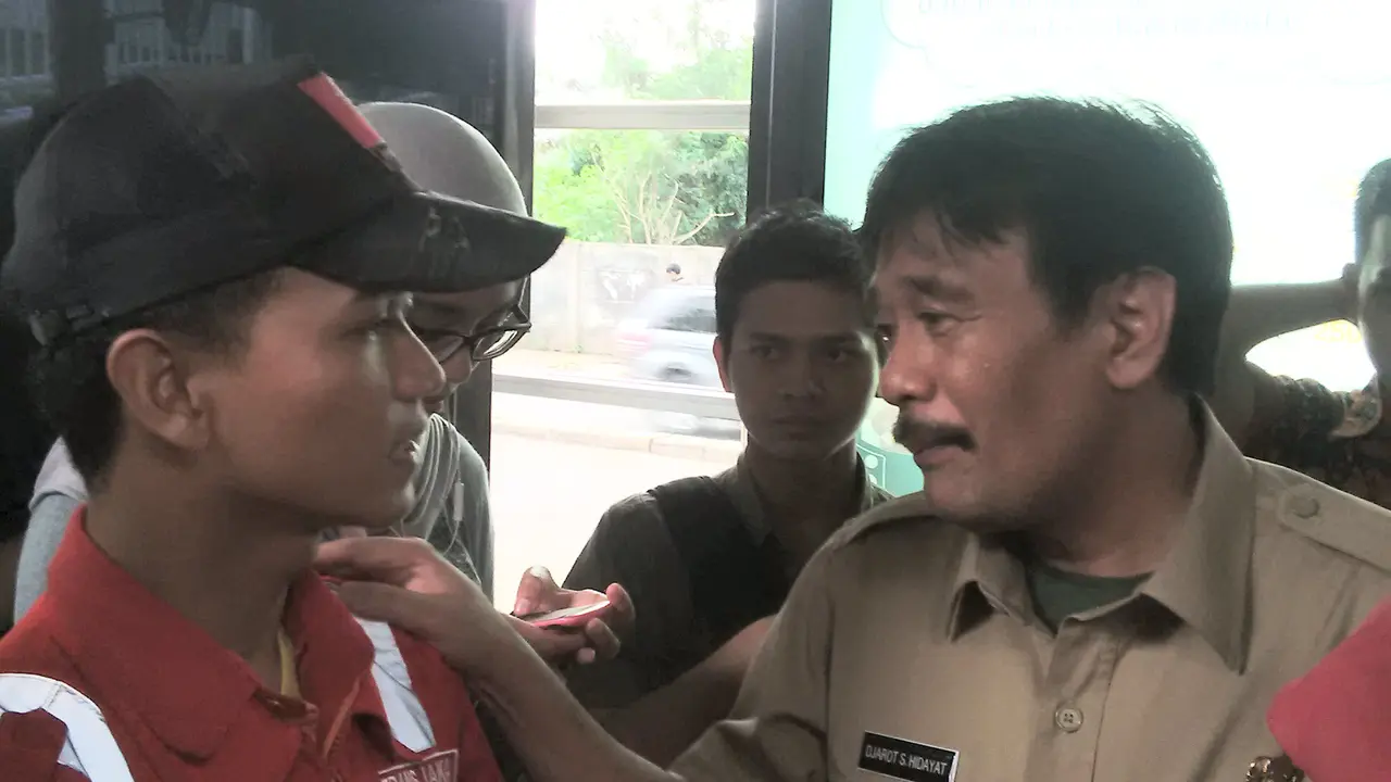 Djarot blusukan di Bus Transjakarta