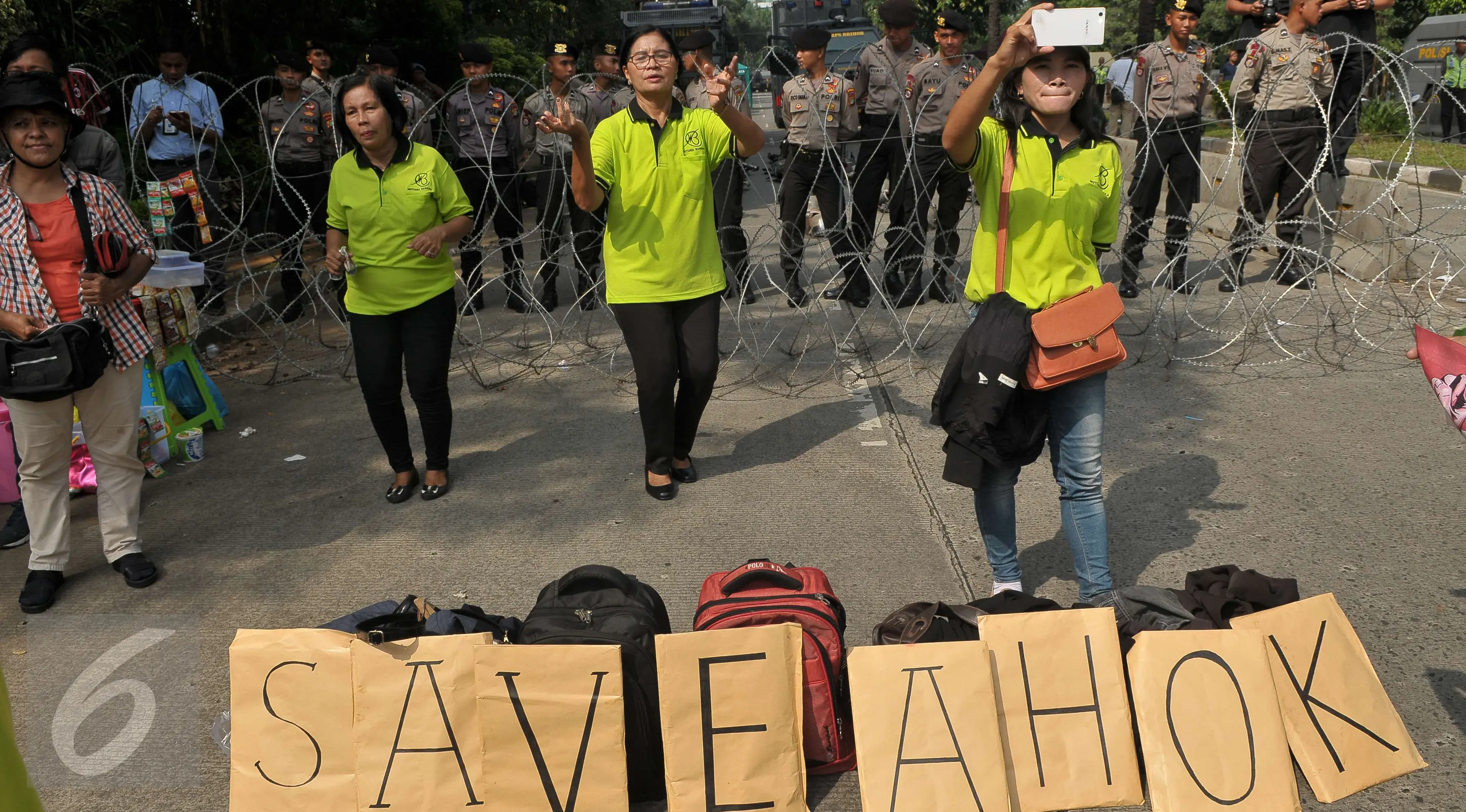 Sejumlah wanita berjoget sambil membentangkan poster saat mengawal sidang di Kementerian Pertanian, Jakarta, Selasa (25/4). (Liputan6.com/Helmi Afandi)