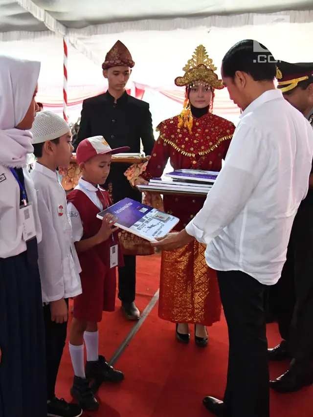 Kunjungan Kerja ke Palembang, Jokowi Bagikan 1.700 KIP dan 994 PKH