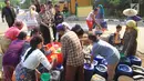 Warga antre mendapatkan bantuan air bersih dari Keluarga Besar Masyarakat Banten di Desa Ridomanah, Cibarusah, Bekasi, Jawa Barat, Rabu (3/7/2019). Krisis air akibat musim kemarau tersebut  menyebabkan warga mengalami kesulitan air untuk memenuhi kebutuhan sehari-hari. (merdeka.com/Arie Basuki)