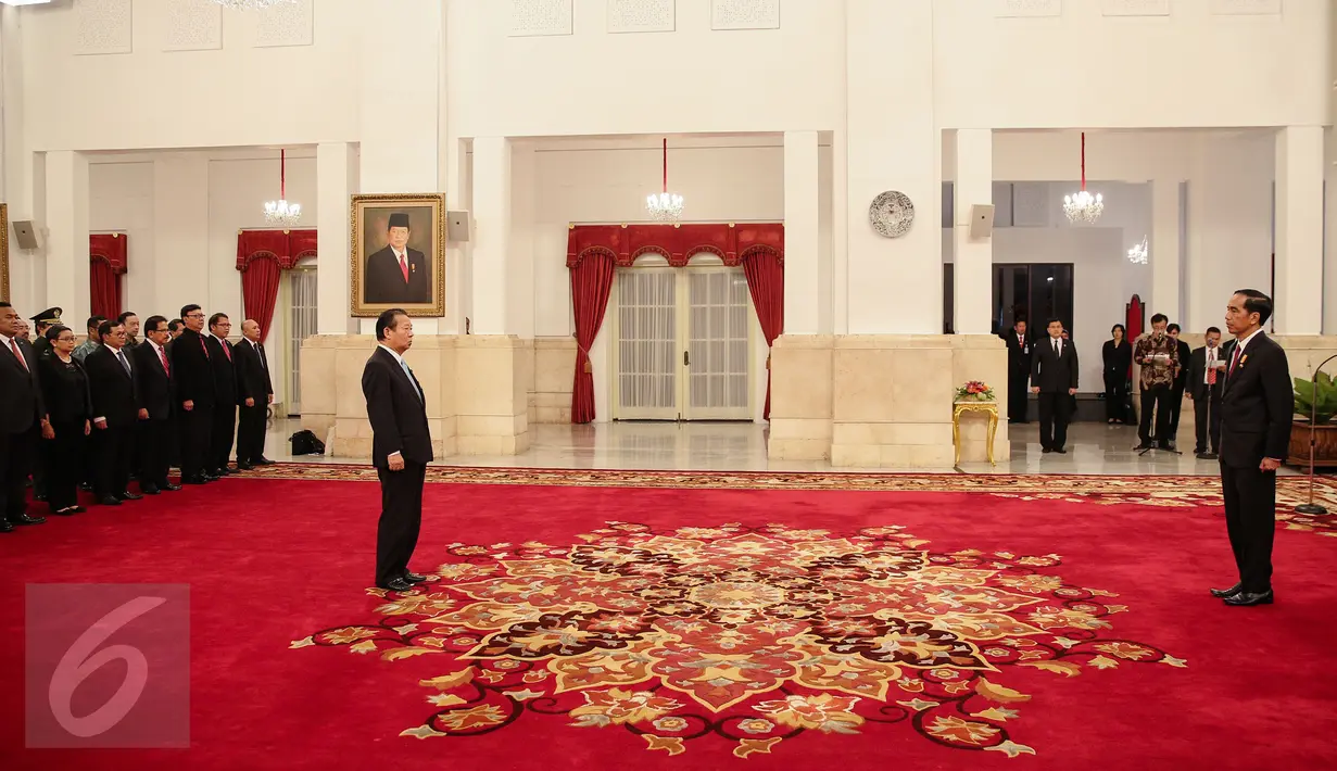 Suasana upacara penganugerahan tanda kehormatan RI ke Jepang di Istana Negara, Jakarta, Senin (23/11/2015). Jokowi memberi penganugerahan kepada Ketua Liga Parlemen Jepang-Indonesia Mr. Toshihiro Nikai. (Liputan6.com/Faizal Fanani)