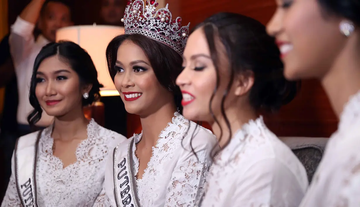 "Intinya saya sama, saya terharu juga pada saat mbak Dian atau Ibu Kita Kartini sembah suwun ke ibu nya sebelum menikah. Di situlah kita semua nangis," sambung Karina. (Nurwahyunan/Bintang.com)