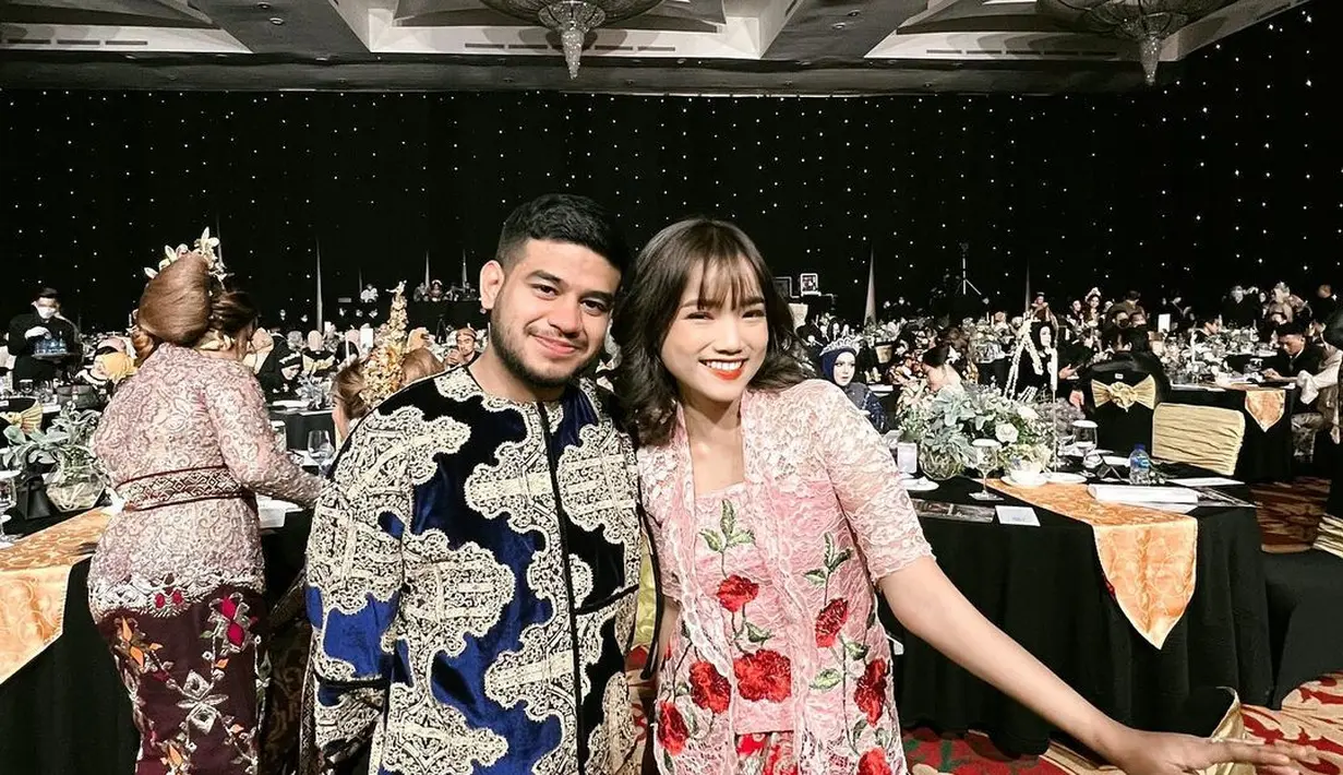 Tampil kasual dengan kebaya lengan pendek warna pink dengan embroidery bunga mawar merah serta kain yang dibentuk rok midi dari Fuji (Foto: Instagram @fadiljaidi)