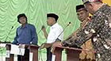 Kedatangan artis Ikang Fauzi yang turut berkompetisi dalam Pilkada Lampung Selatan membuat semarak suasana debat kandidat Sabtu (19/6) malam. Marissa Haque pun sangat antusias mendukung suaminya tampil. 