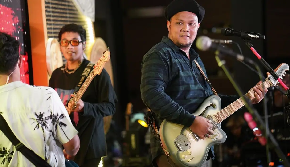 Sekedar informasi, Inara Rusli resmi menggugat balik Virgoun pada Senin (22/5/2023) lalu. ada tujuh tuntutan dimasukkan pihak Inara, diantaranya hak asuh anak, pemberian nafkah hingga gana-gini. [Instagram/virgoun_]