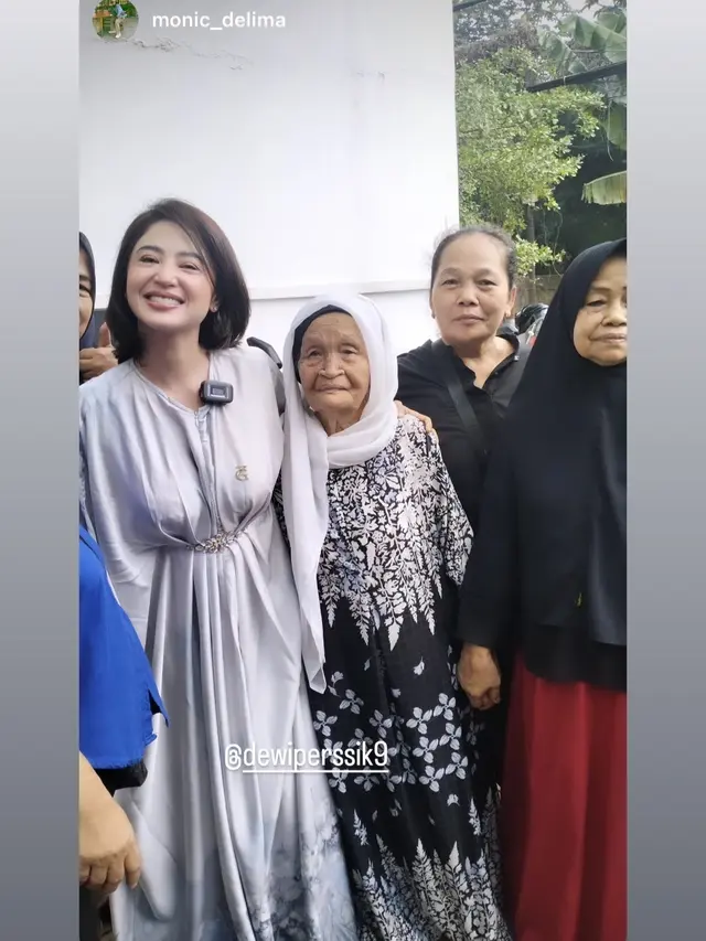 7 Potret Dewi Perssik Rayakan Idul Adha, Potong Sapi Kurban di Rumah